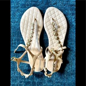 Women’s pink flower leather sandals.